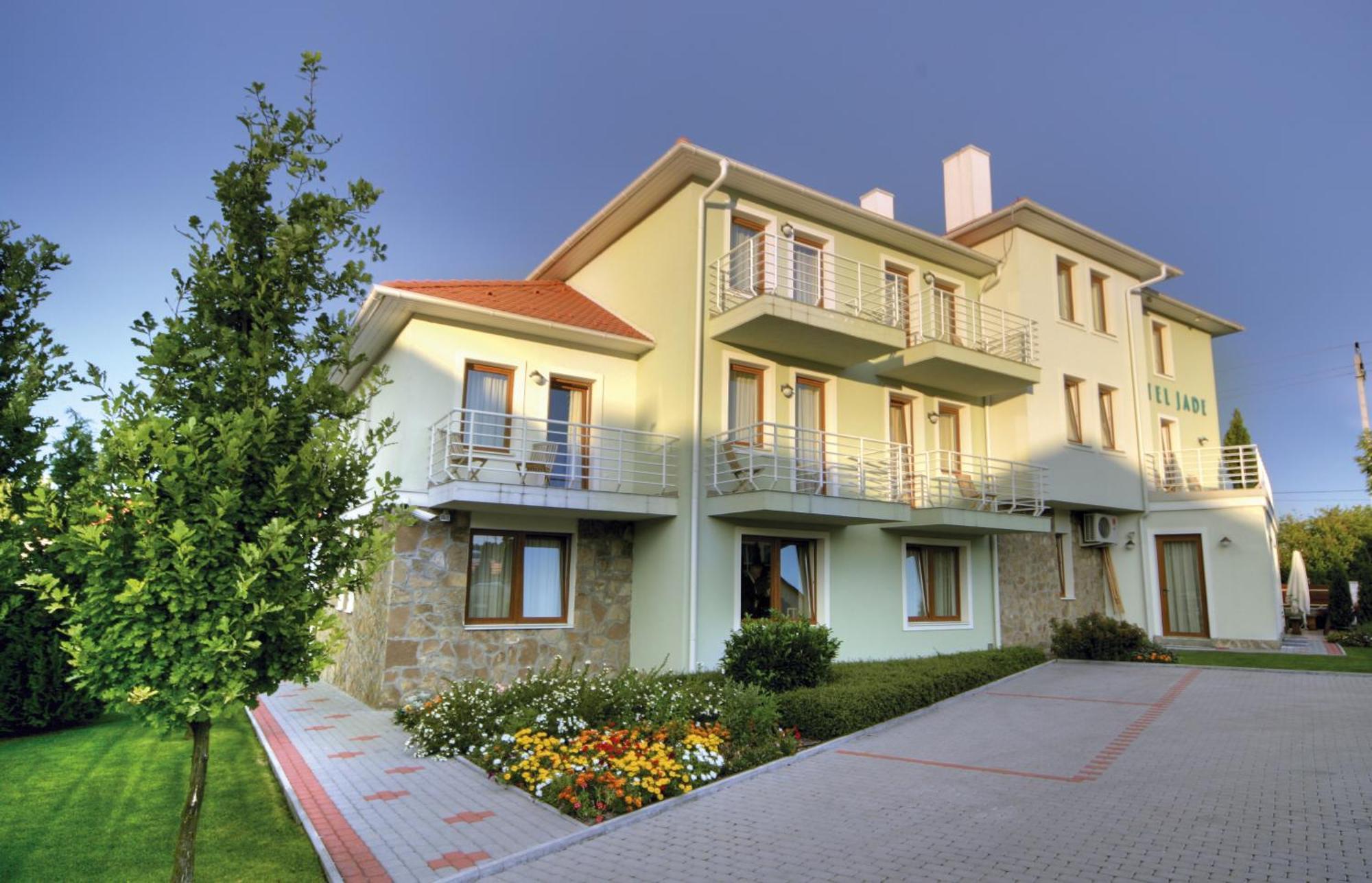 Jade Hotel-Ezuesthid Hotel Veszprém Zewnętrze zdjęcie