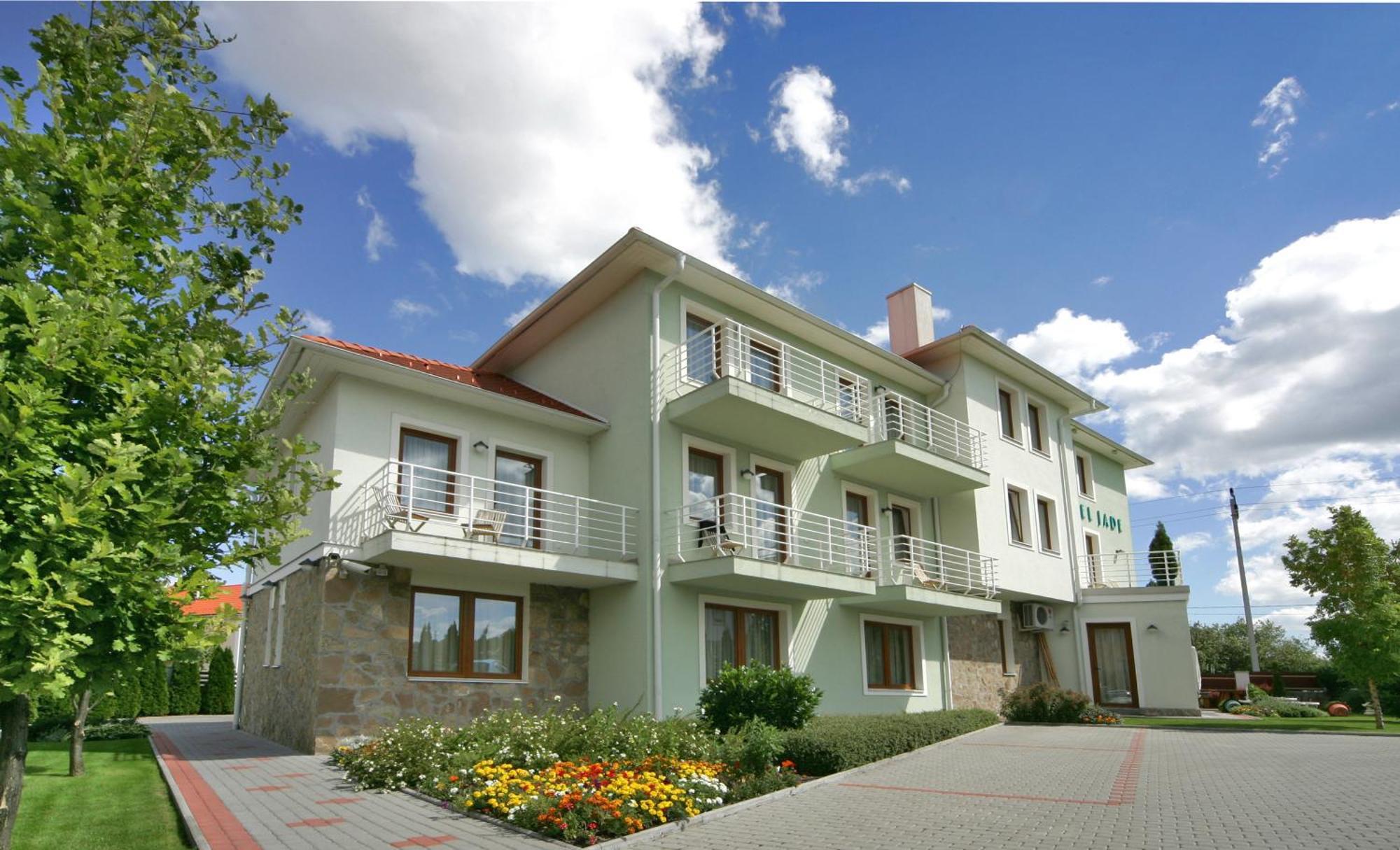 Jade Hotel-Ezuesthid Hotel Veszprém Zewnętrze zdjęcie