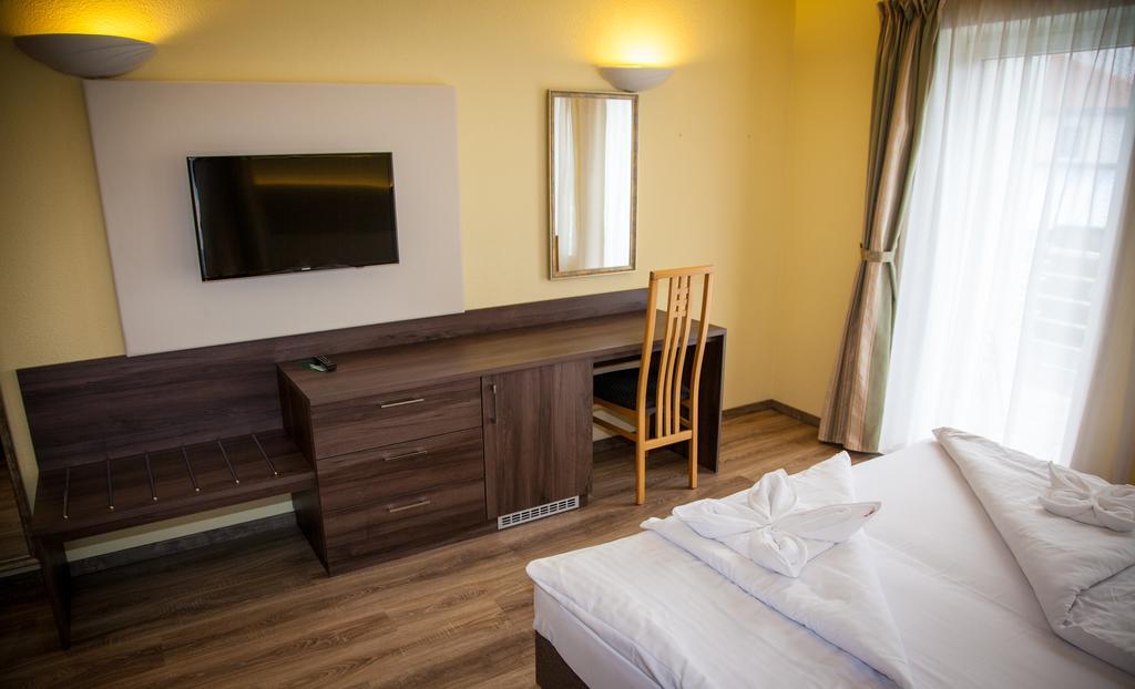 Jade Hotel-Ezuesthid Hotel Veszprém Zewnętrze zdjęcie