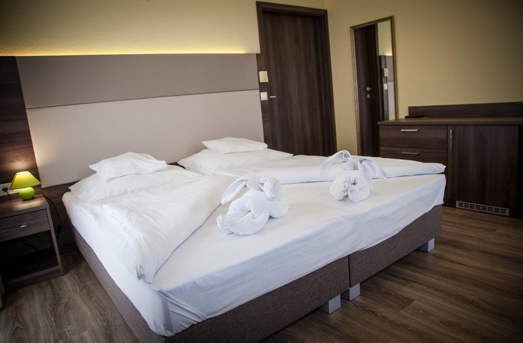 Jade Hotel-Ezuesthid Hotel Veszprém Zewnętrze zdjęcie