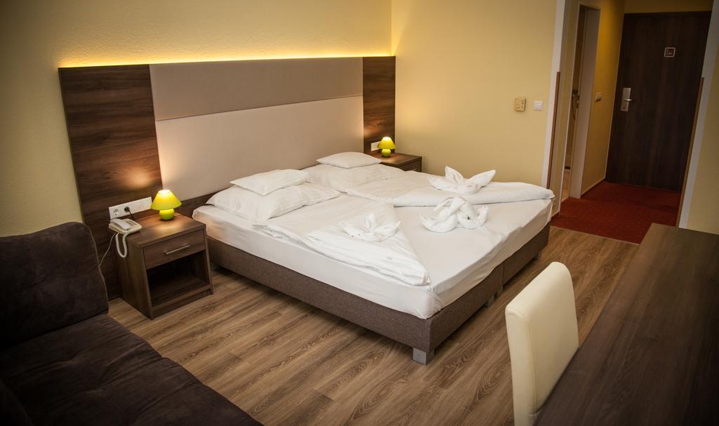 Jade Hotel-Ezuesthid Hotel Veszprém Zewnętrze zdjęcie