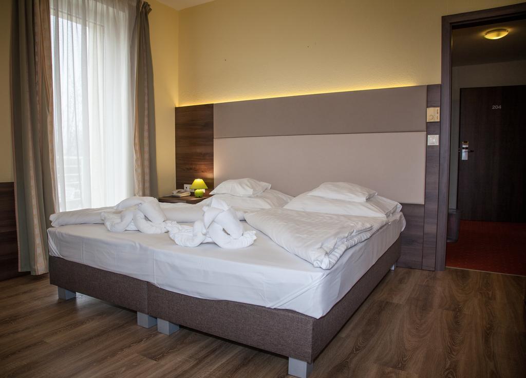 Jade Hotel-Ezuesthid Hotel Veszprém Zewnętrze zdjęcie