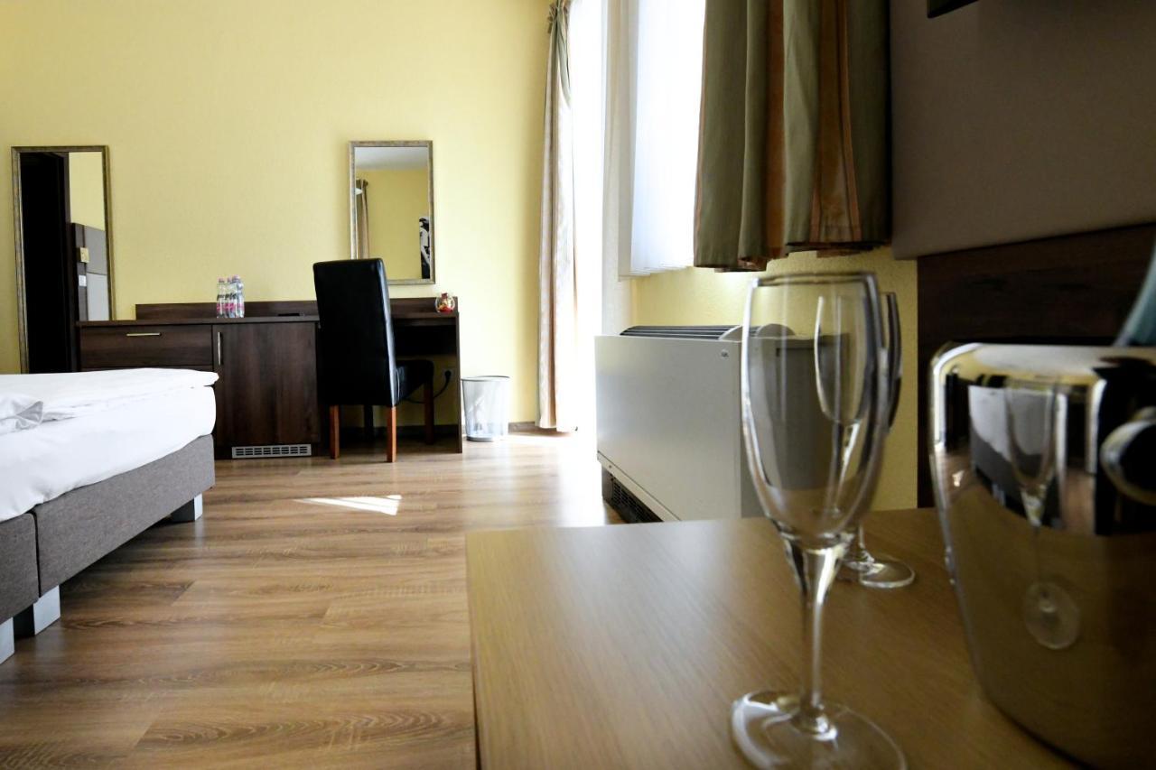 Jade Hotel-Ezuesthid Hotel Veszprém Zewnętrze zdjęcie