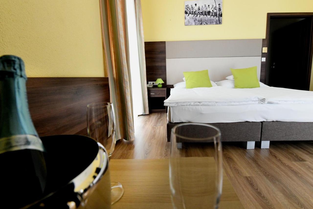 Jade Hotel-Ezuesthid Hotel Veszprém Zewnętrze zdjęcie