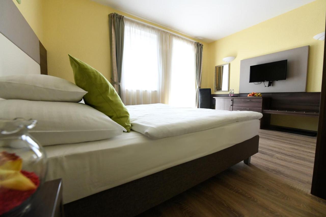 Jade Hotel-Ezuesthid Hotel Veszprém Zewnętrze zdjęcie