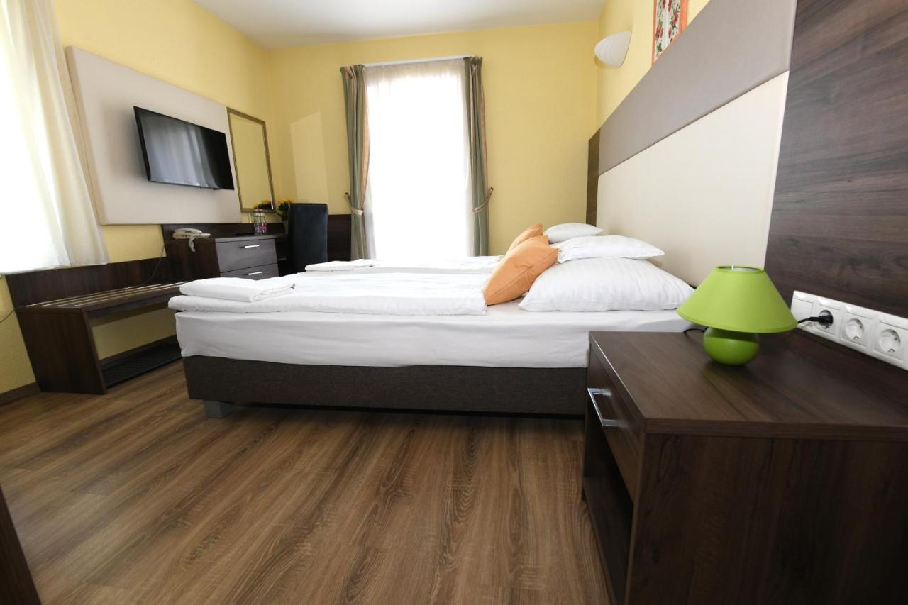 Jade Hotel-Ezuesthid Hotel Veszprém Zewnętrze zdjęcie