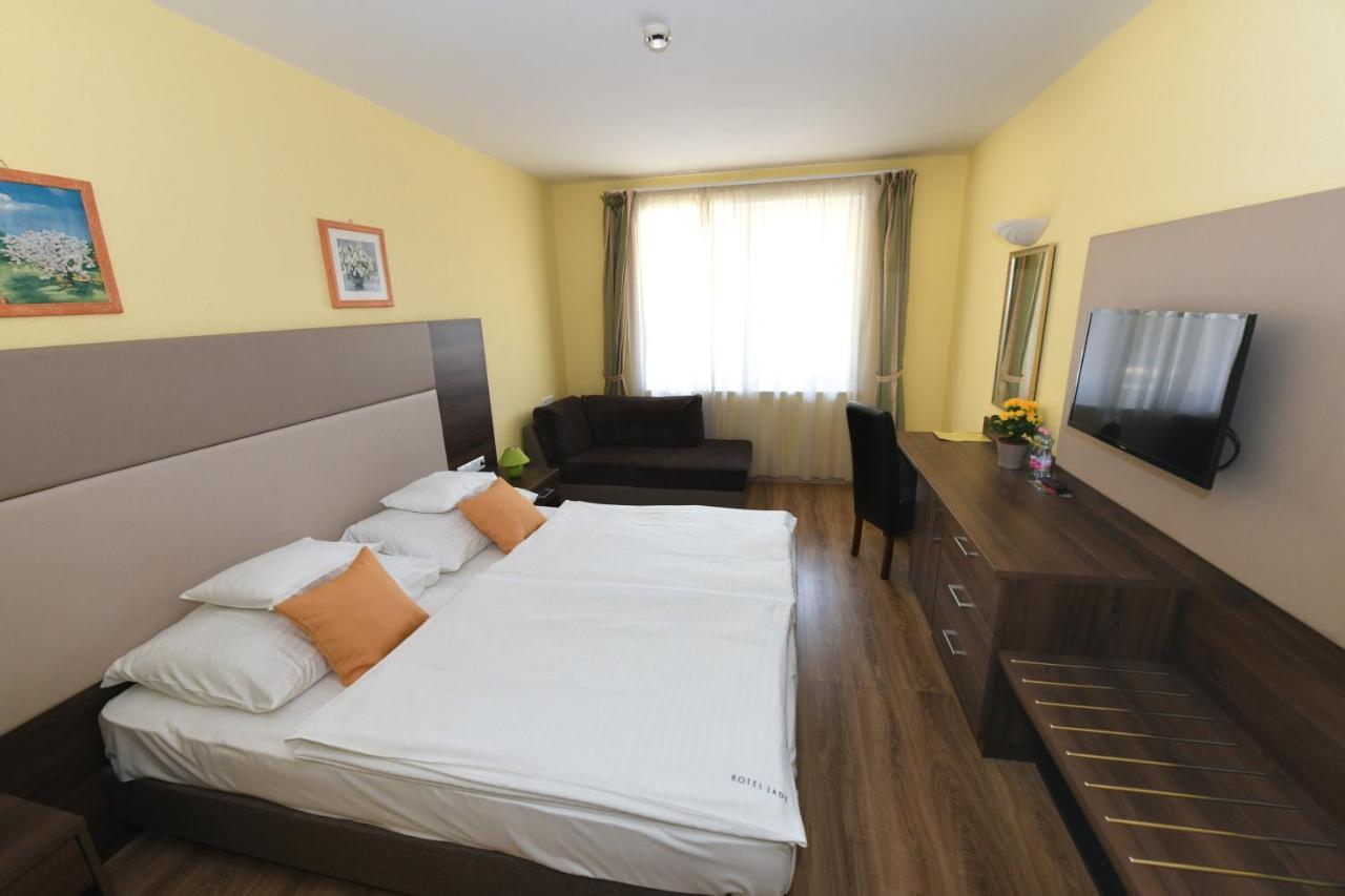 Jade Hotel-Ezuesthid Hotel Veszprém Zewnętrze zdjęcie