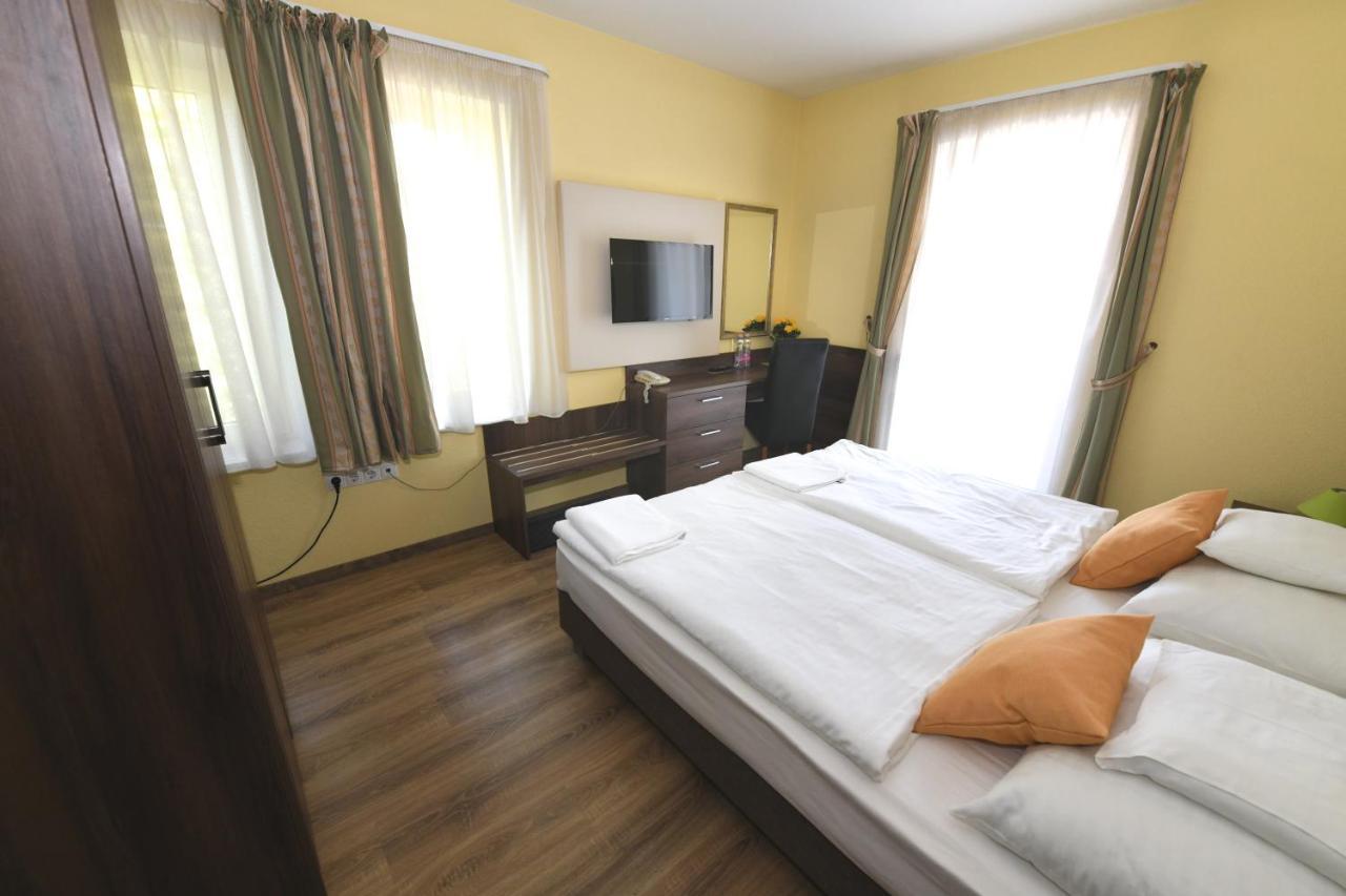Jade Hotel-Ezuesthid Hotel Veszprém Zewnętrze zdjęcie