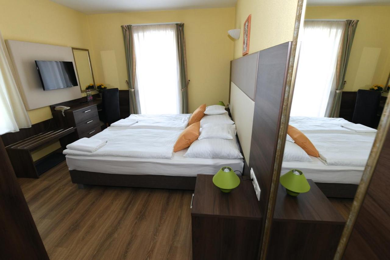 Jade Hotel-Ezuesthid Hotel Veszprém Zewnętrze zdjęcie
