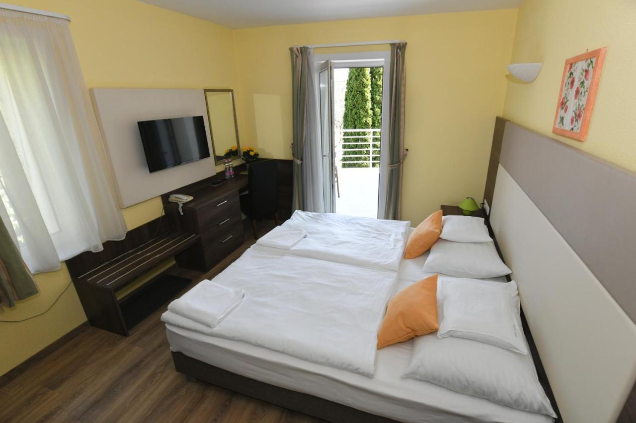 Jade Hotel-Ezuesthid Hotel Veszprém Zewnętrze zdjęcie