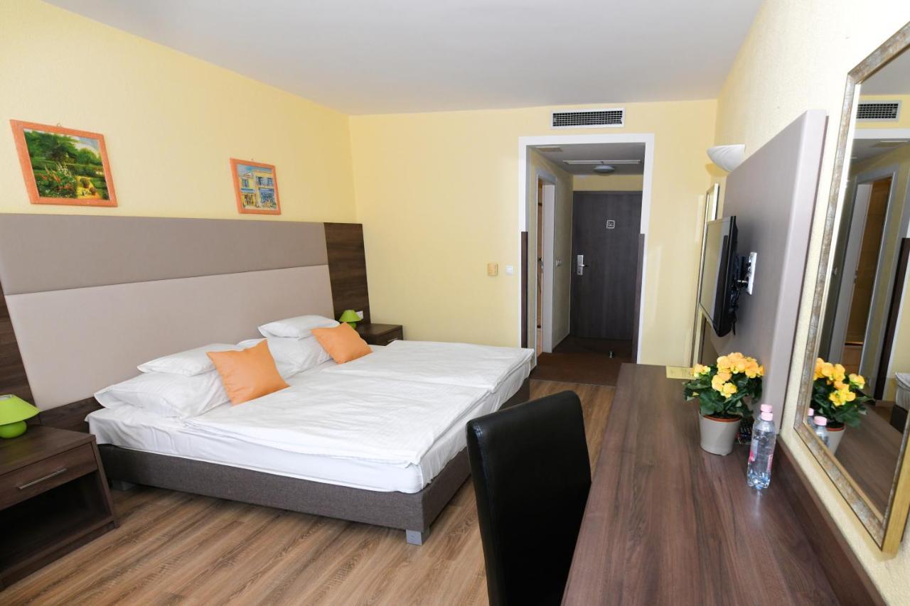 Jade Hotel-Ezuesthid Hotel Veszprém Zewnętrze zdjęcie