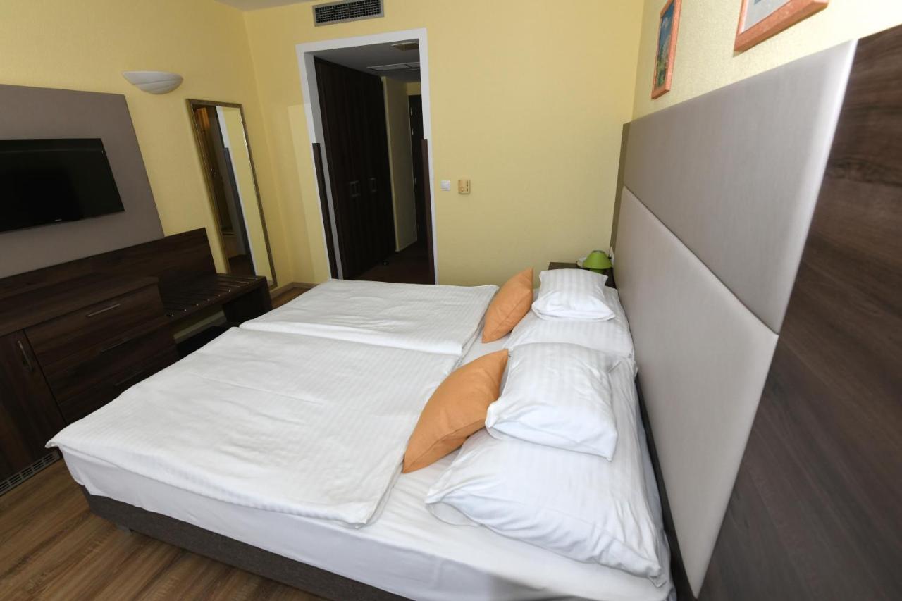 Jade Hotel-Ezuesthid Hotel Veszprém Zewnętrze zdjęcie